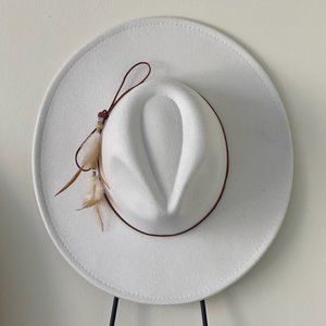 FELT WHITE HAT